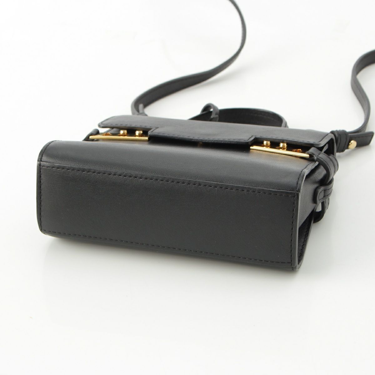 【お買い得】DELVAUX レザーポーチ　ブラック　ゴールド デルボー DELVAUX ショルダーバッグ レザー 黒 ブラック