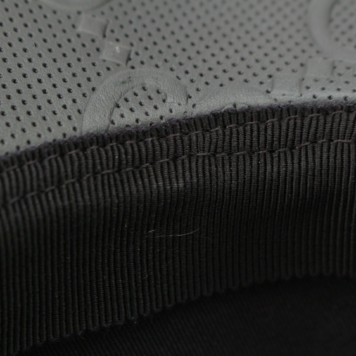 グッチ レザー GGエンボス メッシュ ベースボール キャップ 帽子