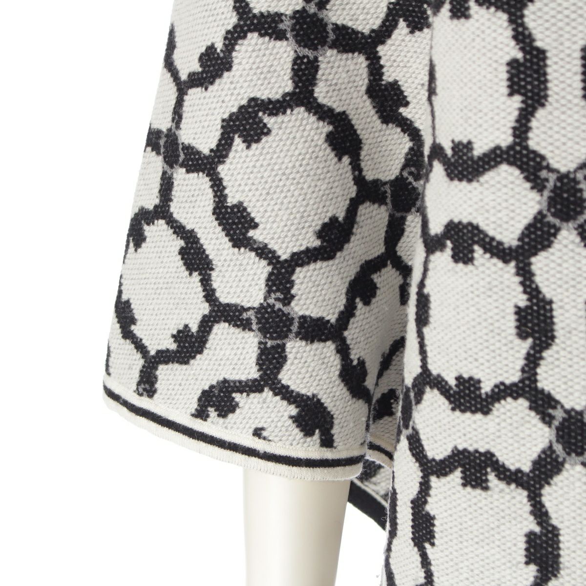 サルヴァトーレフェラガモ ウール カシミヤ ガンチーニ 総柄 ケープ