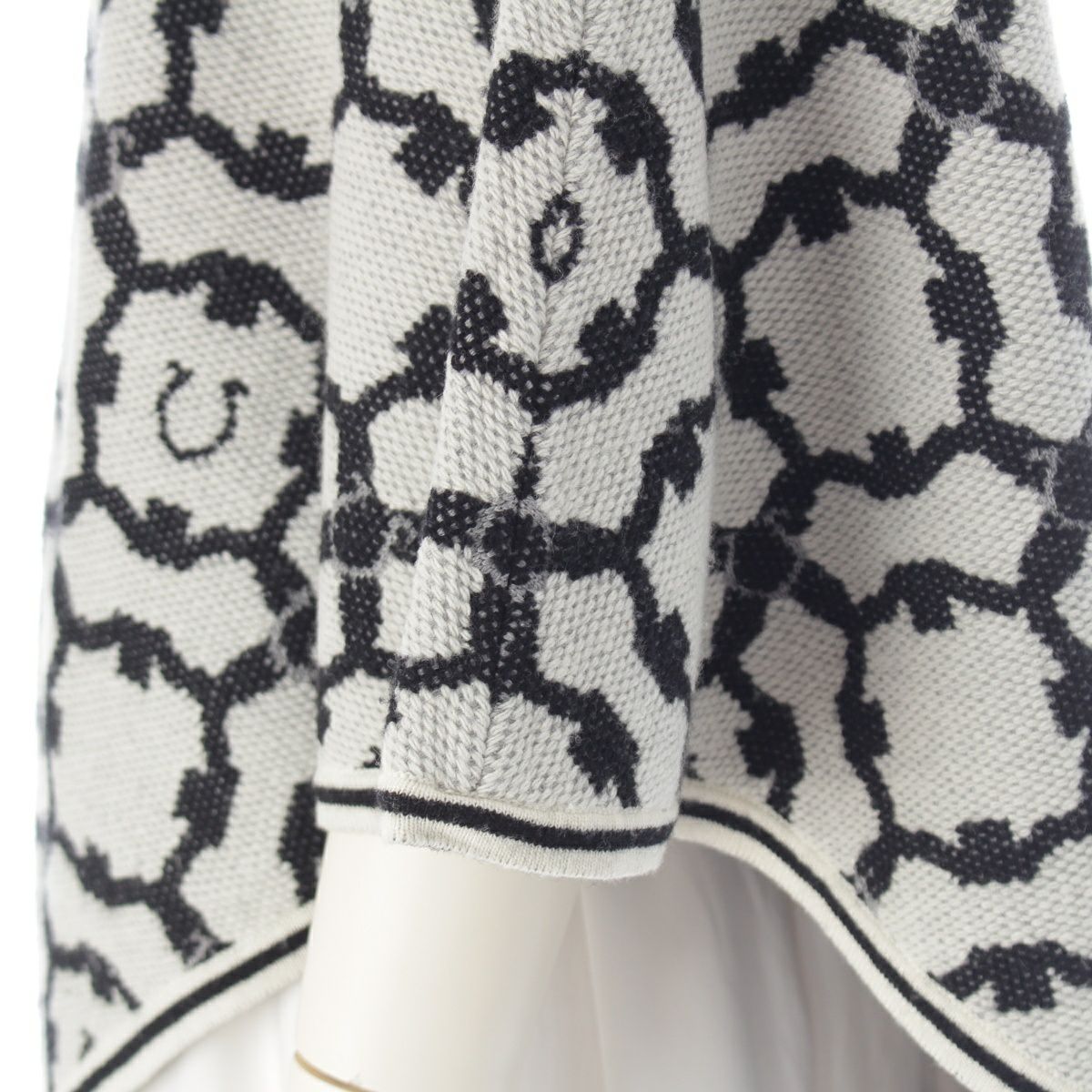 サルヴァトーレフェラガモ ウール カシミヤ ガンチーニ 総柄 ケープ