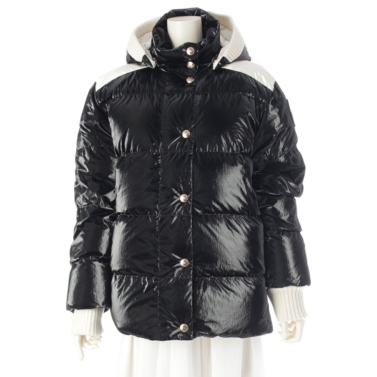 シャネル 25/26年 ココ ネージュ コレクション ココマーク パッファー ダウンコート アウター P79645 ブラック×ホワイト 42