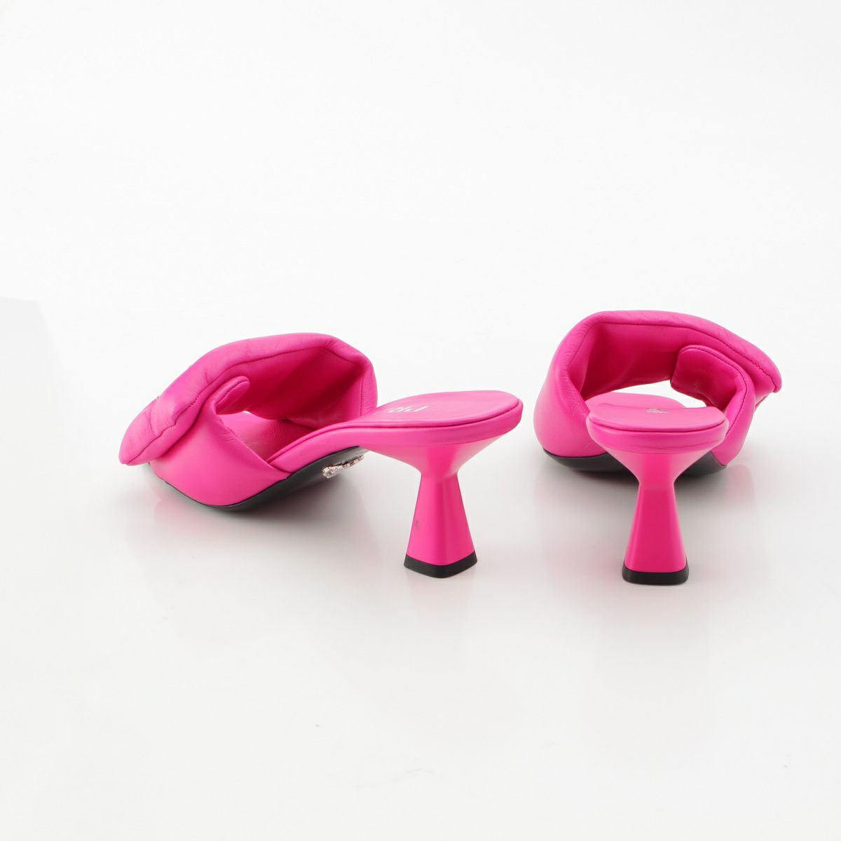 プラダ パデッドナッパレザー トライアングルロゴ ヒール サンダル