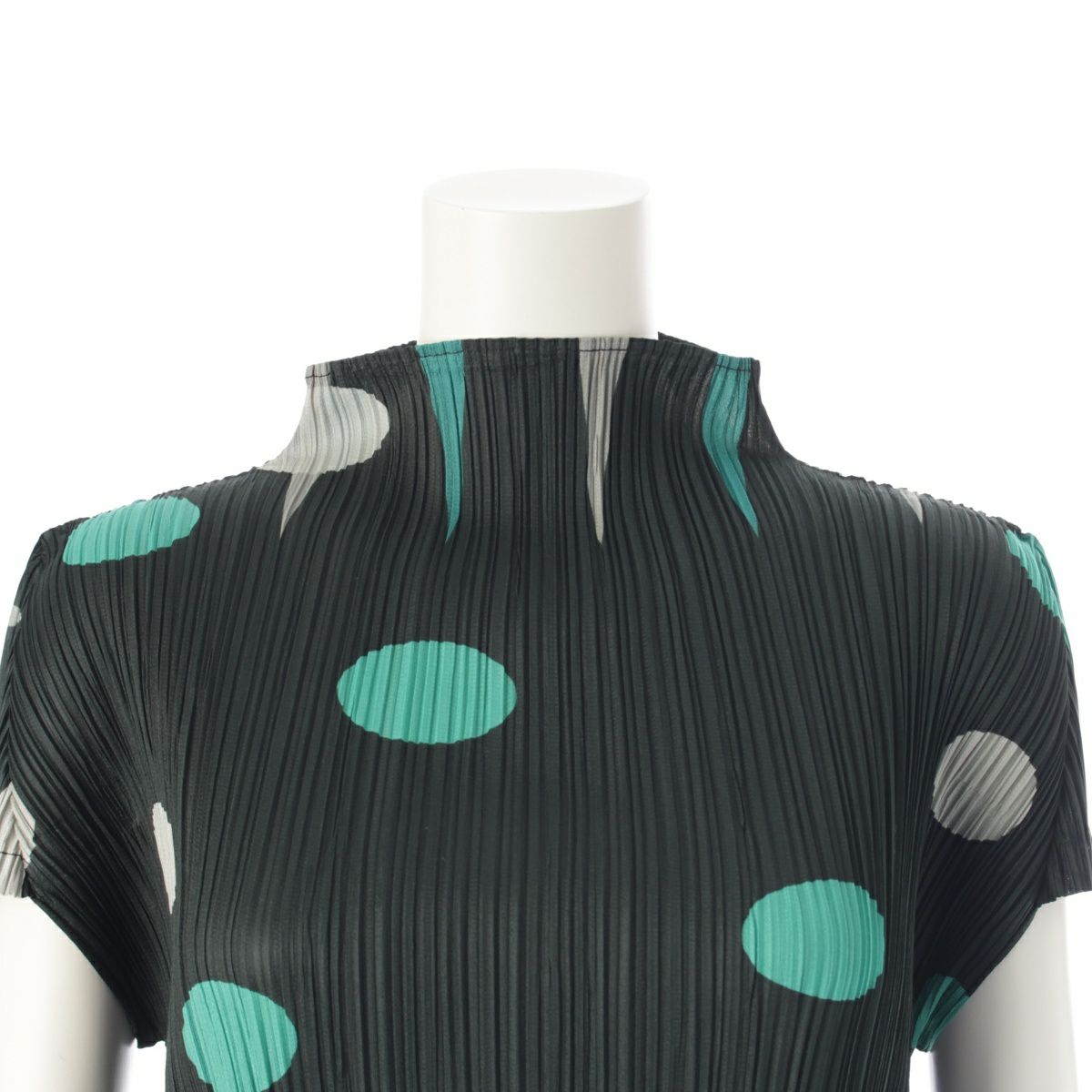 BASICS – isseymiyake.com